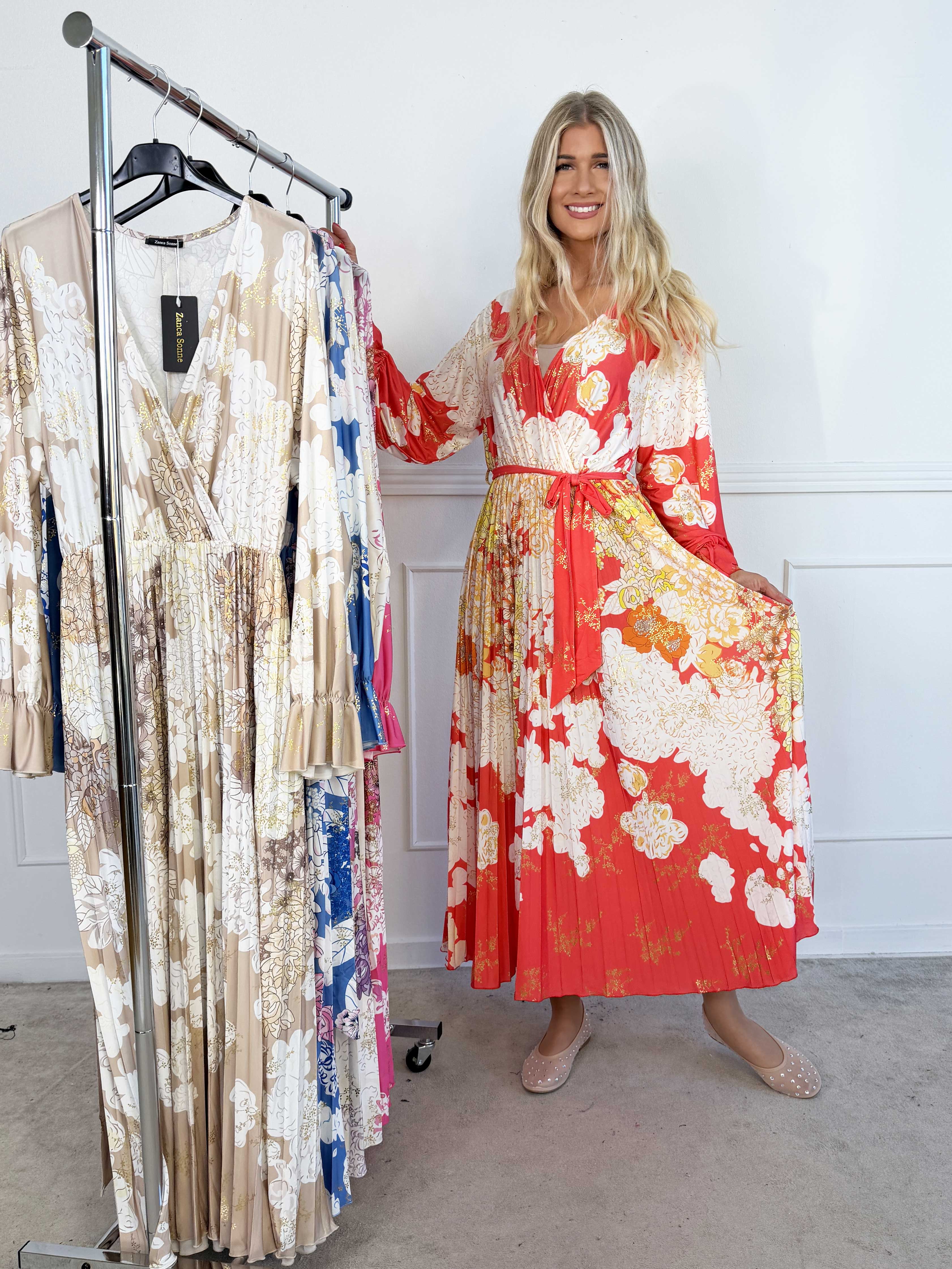 Silvija Flower - Lang elastisk mønstret kjole med plisseret skørt